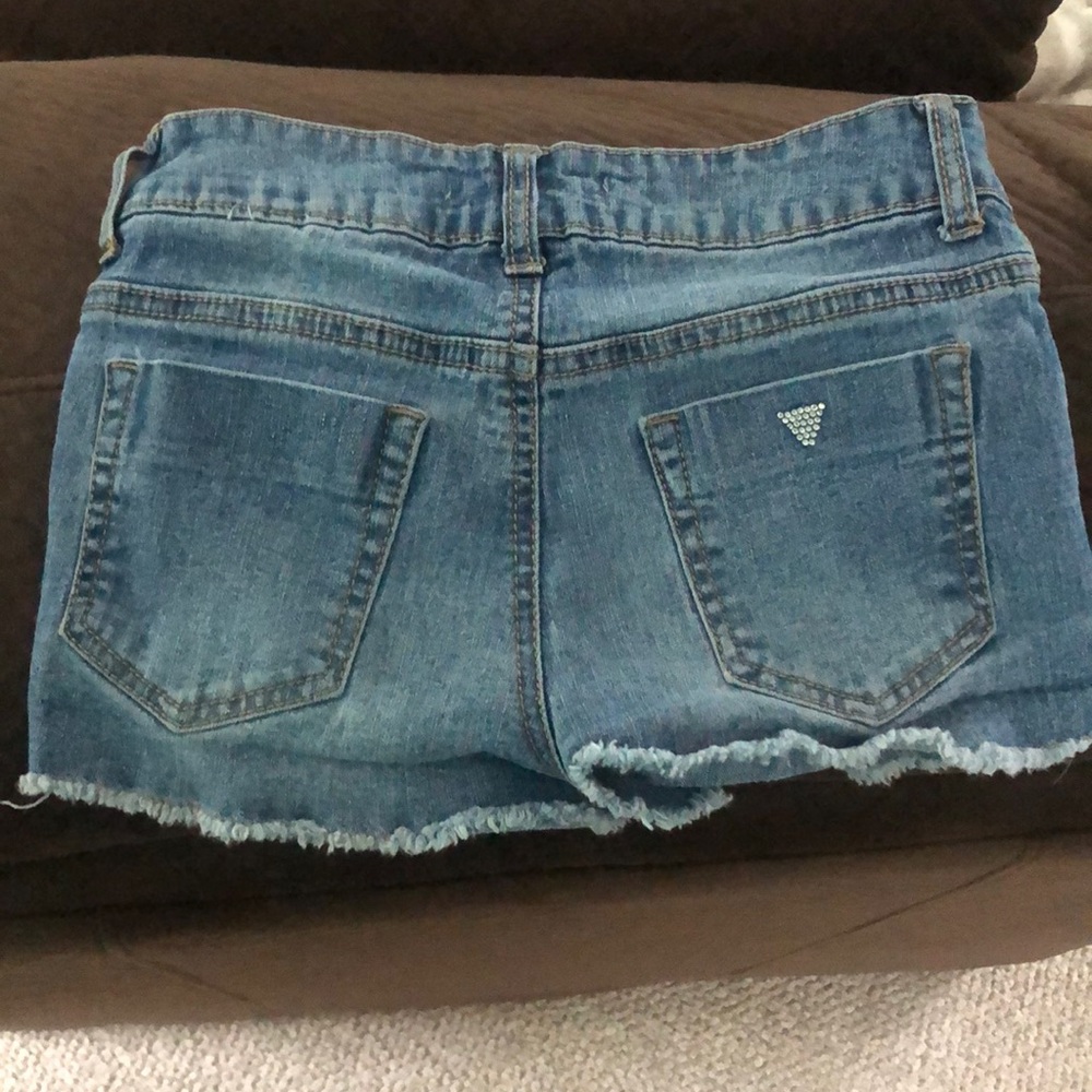 Girls Guess cut-off shorts. Size 8. In style 😀 - Picture 3 of 3